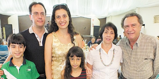 No almoço da Solidariedade domingo último, Rose Victal flagrou, o grande oncologista da Franca, Unimed e Hospital Regional, José Reinaldo de Paula Tasso com a mulher Paula Eneida, os filhos Fernando e Larissa e seus pais Pedro Tasso e Maria Luiza